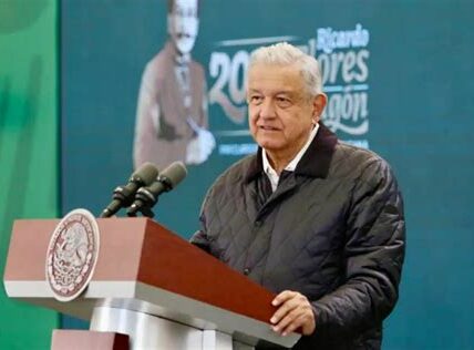 AMLO enfatiza la soberanía de México y critica prácticas empresariales de España, buscando relaciones transparentes y equitativas.