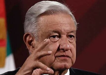 El presidente AMLO critica la falta de respeto del mandatario español hacia Claudia Sheinbaum, subrayando la importancia del respeto en las relaciones bilaterales.