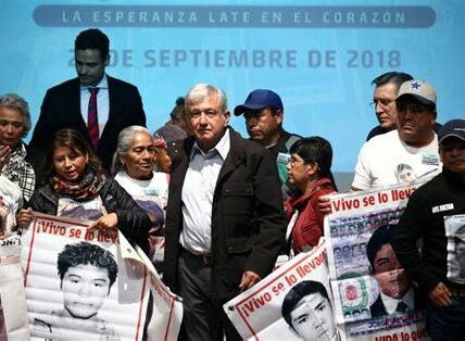 AMLO dejará la presidencia marcado por la falta de justicia en el caso Ayotzinapa, según familiares de los 43 estudiantes desaparecidos.