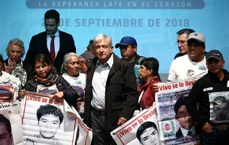 AMLO dejará la presidencia marcado por la falta de justicia en el caso Ayotzinapa, según familiares de los 43 estudiantes desaparecidos.