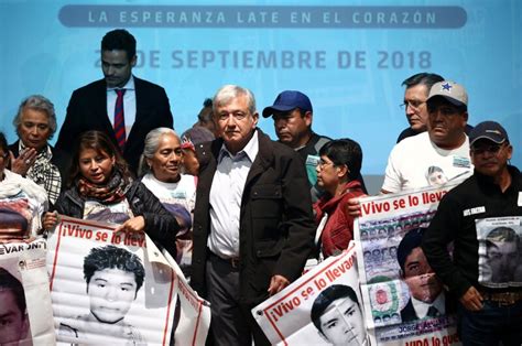 AMLO dejará la presidencia marcado por la falta de justicia en el caso Ayotzinapa, según familiares de los 43 estudiantes desaparecidos.