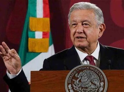 AMLO reitera su compromiso con la transparencia y se rehúsa a ceder ante presiones externas, destacando logros como la reducción del crimen y el aumento del salario mínimo.