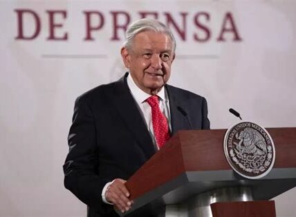 AMLO descarta uso de fuerza en Sinaloa, apostando por inteligencia y programas sociales para reducir la violencia y evitar sufrimiento.