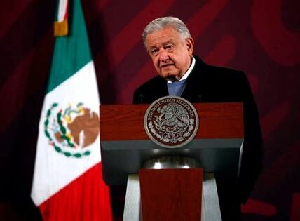 AMLO denuncia la exageración mediática de la violencia en Sinaloa y muestra datos de reducciones delictivas significativas, instando a la responsabilidad informativa para evitar alarmar a la ciudadanía.