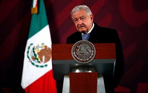 AMLO denuncia la exageración mediática de la violencia en Sinaloa y muestra datos de reducciones delictivas significativas, instando a la responsabilidad informativa para evitar alarmar a la ciudadanía.