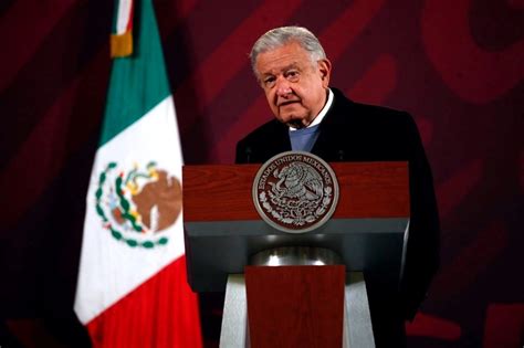 AMLO denuncia la exageración mediática de la violencia en Sinaloa y muestra datos de reducciones delictivas significativas, instando a la responsabilidad informativa para evitar alarmar a la ciudadanía.