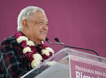 AMLO recalca su integridad y perseverancia en la política, destacando la honestidad, la lucha contra la corrupción y el bienestar del pueblo como pilares de su gestión.