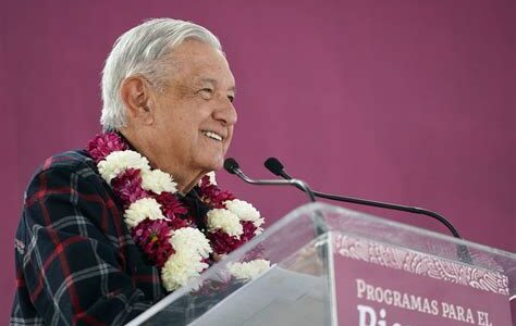 AMLO recalca su integridad y perseverancia en la política, destacando la honestidad, la lucha contra la corrupción y el bienestar del pueblo como pilares de su gestión.