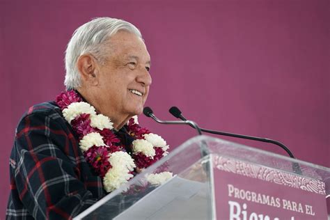 AMLO recalca su integridad y perseverancia en la política, destacando la honestidad, la lucha contra la corrupción y el bienestar del pueblo como pilares de su gestión.