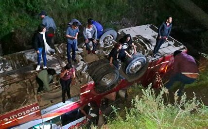 Turistas mexicanos heridos tras accidente de autobús en ruta a Machu Picchu. Consulado mexicano brinda apoyo. Investigación en curso.