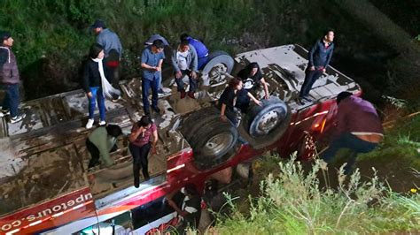 Turistas mexicanos heridos tras accidente de autobús en ruta a Machu Picchu. Consulado mexicano brinda apoyo. Investigación en curso.