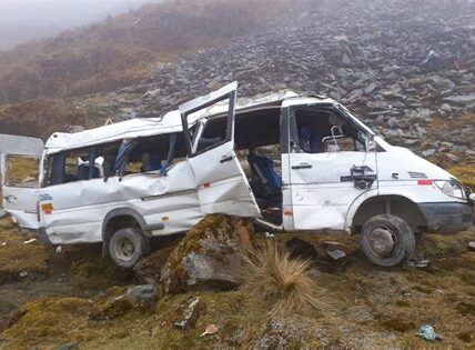 Cuatro turistas mexicanos resultaron heridos en un accidente en Machu Picchu provocado por el desprendimiento de una roca. Reciben atención médica y están fuera de peligro.