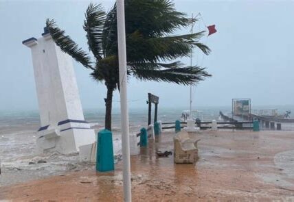 Prepárate para el huracán Helene en Quintana Roo: sigue las recomendaciones de Protección Civil y asegúrate de tener suministros básicos y refugios disponibles. Tu seguridad es prioridad.