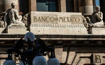 Banxico alerta sobre el aumento del fraude financiero, que creció un 28%, con pérdidas de mil millones de pesos. Instan a reforzar la seguridad y educar a los usuarios.