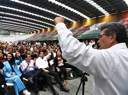 Las agresiones en el AICM contra un juez reflejan la resistencia política a las reformas judiciales en México, poniendo en peligro el sistema democrático y la seguridad nacional.