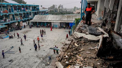 22 muertos tras un ataque israelí a una escuela en Gaza, en medio de una escalada de violencia con Hamas; la ONU condena la falta de protección para civiles.