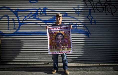 El caso Ayotzinapa refleja la lucha constante por la justicia y los derechos humanos en México; aún faltan respuestas tras casi una década.