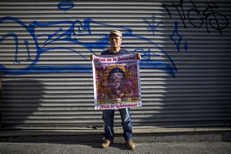 El caso Ayotzinapa refleja la lucha constante por la justicia y los derechos humanos en México; aún faltan respuestas tras casi una década.