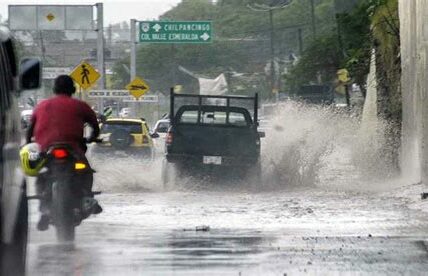 Lluvias torrenciales en Guerrero provocan inundaciones, deslaves y desbordamientos, afectando gravemente a Acapulco y Coyuca de Benítez. Se requiere ayuda urgente para las comunidades damnificadas.