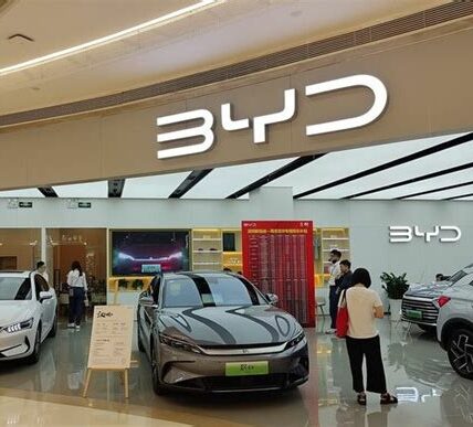 BYD busca incentivos en México para establecer planta de vehículos eléctricos, generando miles de empleos y fortificando su presencia en Norteamérica. Decisión estratégica por ventajas competitivas del país.