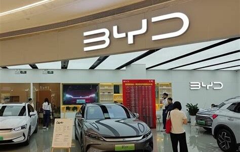 BYD busca incentivos en México para establecer planta de vehículos eléctricos, generando miles de empleos y fortificando su presencia en Norteamérica. Decisión estratégica por ventajas competitivas del país.