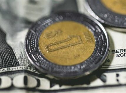 El peso mexicano retrocede a 18.88 por dólar ante la incertidumbre por la próxima decisión de política monetaria de Banxico.