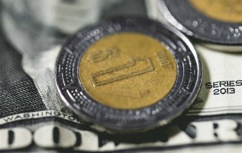 El peso mexicano retrocede a 18.88 por dólar ante la incertidumbre por la próxima decisión de política monetaria de Banxico.