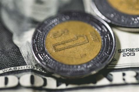 El peso mexicano retrocede a 18.88 por dólar ante la incertidumbre por la próxima decisión de política monetaria de Banxico.