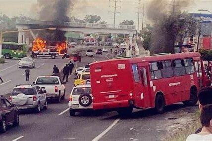 Crisis en Sinaloa: bloquean carretera con camiones incendiados; autoridades despliegan fuerzas de seguridad para restablecer el orden y evitar más incidentes.