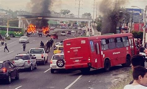 Crisis en Sinaloa: bloquean carretera con camiones incendiados; autoridades despliegan fuerzas de seguridad para restablecer el orden y evitar más incidentes.