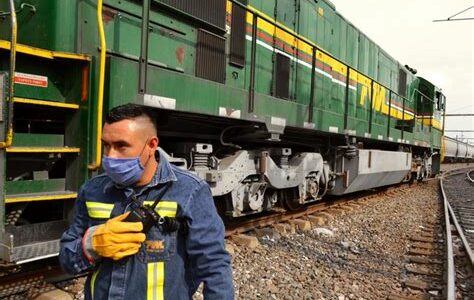 Bloqueos ferroviarios en Veracruz afectan distribución y economía: 500 trenes detenidos, pérdidas superiores a 10 millones de pesos. Urge solución gubernamental para reactivar operaciones y comercio.