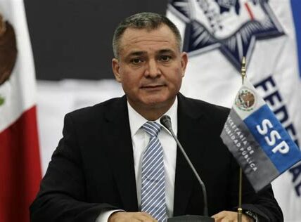 Genaro García Luna, exsecretario de Seguridad Pública de México, enfrenta cadena perpetua por corrupción y narcotráfico, tras ser hallado culpable de colaborar con el Cártel de Sinaloa.