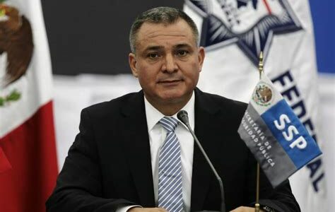 Genaro García Luna, exsecretario de Seguridad Pública de México, enfrenta cadena perpetua por corrupción y narcotráfico, tras ser hallado culpable de colaborar con el Cártel de Sinaloa.