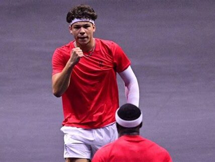 Carlos Alcaraz, de 20 años, lidera a Europa hacia la victoria en la Laver Cup 2023, demostrando su gran talento y consolidándose como una estrella emergente del tenis.