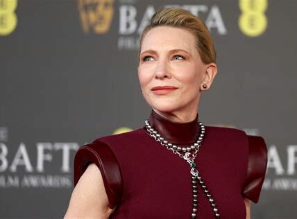 Cate Blanchett recibe el Premio Donostia en San Sebastián, reconociendo su destacada carrera y contribuciones al cine con una impactante versatilidad actoral.