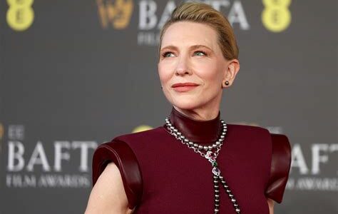 Cate Blanchett recibe el Premio Donostia en San Sebastián, reconociendo su destacada carrera y contribuciones al cine con una impactante versatilidad actoral.