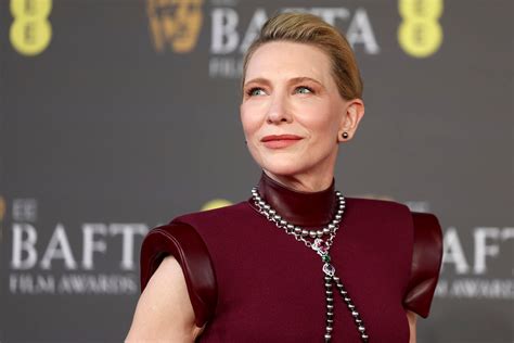 Cate Blanchett recibe el Premio Donostia en San Sebastián, reconociendo su destacada carrera y contribuciones al cine con una impactante versatilidad actoral.