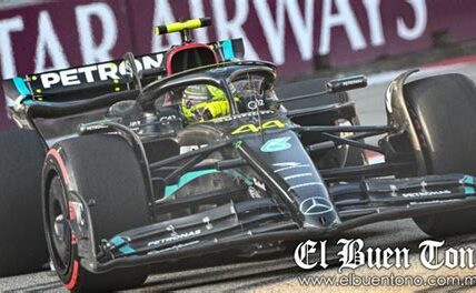 Checo Pérez logró el octavo mejor tiempo en la práctica del Gran Premio de Singapur. Ferrari dominó, con Leclerc y Sainz liderando. El clima será crucial en la carrera.