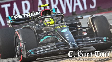 Checo Pérez logró el octavo mejor tiempo en la práctica del Gran Premio de Singapur. Ferrari dominó, con Leclerc y Sainz liderando. El clima será crucial en la carrera.