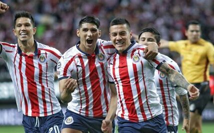 Las Chivas rompieron su racha negativa y vencieron 2-0 al Club León, recuperando la confianza de su afición en un emocionante partido en el Estadio Akron.