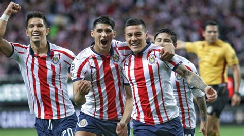 Las Chivas rompieron su racha negativa y vencieron 2-0 al Club León, recuperando la confianza de su afición en un emocionante partido en el Estadio Akron.