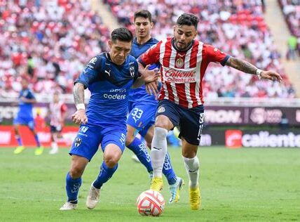 Las Chivas empatan 1-1 con los Rayados tras desaprovechar ventaja inicial. Goles de Alexis Vega y Jesús Gallardo marcan el emocionante partido en el Estadio Akron.