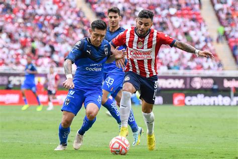 Las Chivas empatan 1-1 con los Rayados tras desaprovechar ventaja inicial. Goles de Alexis Vega y Jesús Gallardo marcan el emocionante partido en el Estadio Akron.