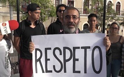 La crisis en Sinaloa ha desatado violencia y bloqueos, afectando la seguridad y movilidad de los ciudadanos. La colaboración entre autoridades y población es clave para superar esta situación.