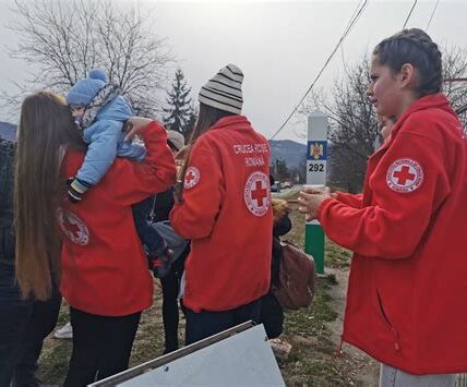 Ucrania enfrenta una crisis humanitaria grave con más de 5 millones de desplazados y una economía en deterioro. Se requiere mayor apoyo internacional urgentemente.