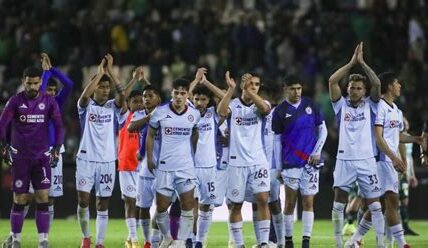 Cruz Azul remonta y lidera el Apertura 2024 con determinación y entrega tras vencer a Pachuca en un emocionante partido.