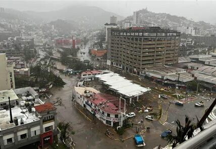 El huracán "John" causa deslizamientos, inundaciones y deja dos muertos en Guerrero; autoridades despliegan operativo de emergencia y coordinan ayuda humanitaria.