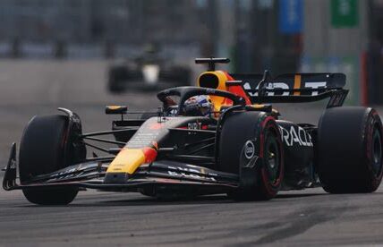 Checo Pérez enfrenta un día complicado en Singapur, quedando en la posición 13. Red Bull y el piloto mexicano buscarán mejorar su desempeño en la carrera del domingo.