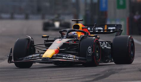 Checo Pérez enfrenta un día complicado en Singapur, quedando en la posición 13. Red Bull y el piloto mexicano buscarán mejorar su desempeño en la carrera del domingo.