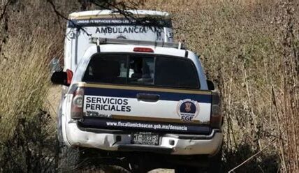 Descubrimiento de 11 cuerpos en fosa clandestina en Ojinaga, Chihuahua; investigación en curso sugiere vínculos con crimen organizado. Autoridades prometen justicia y seguridad en la región.